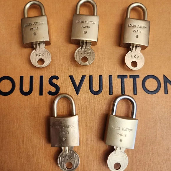 Authentic LOUIS VUITTON vintage  lock and key - Picture 3 of 3